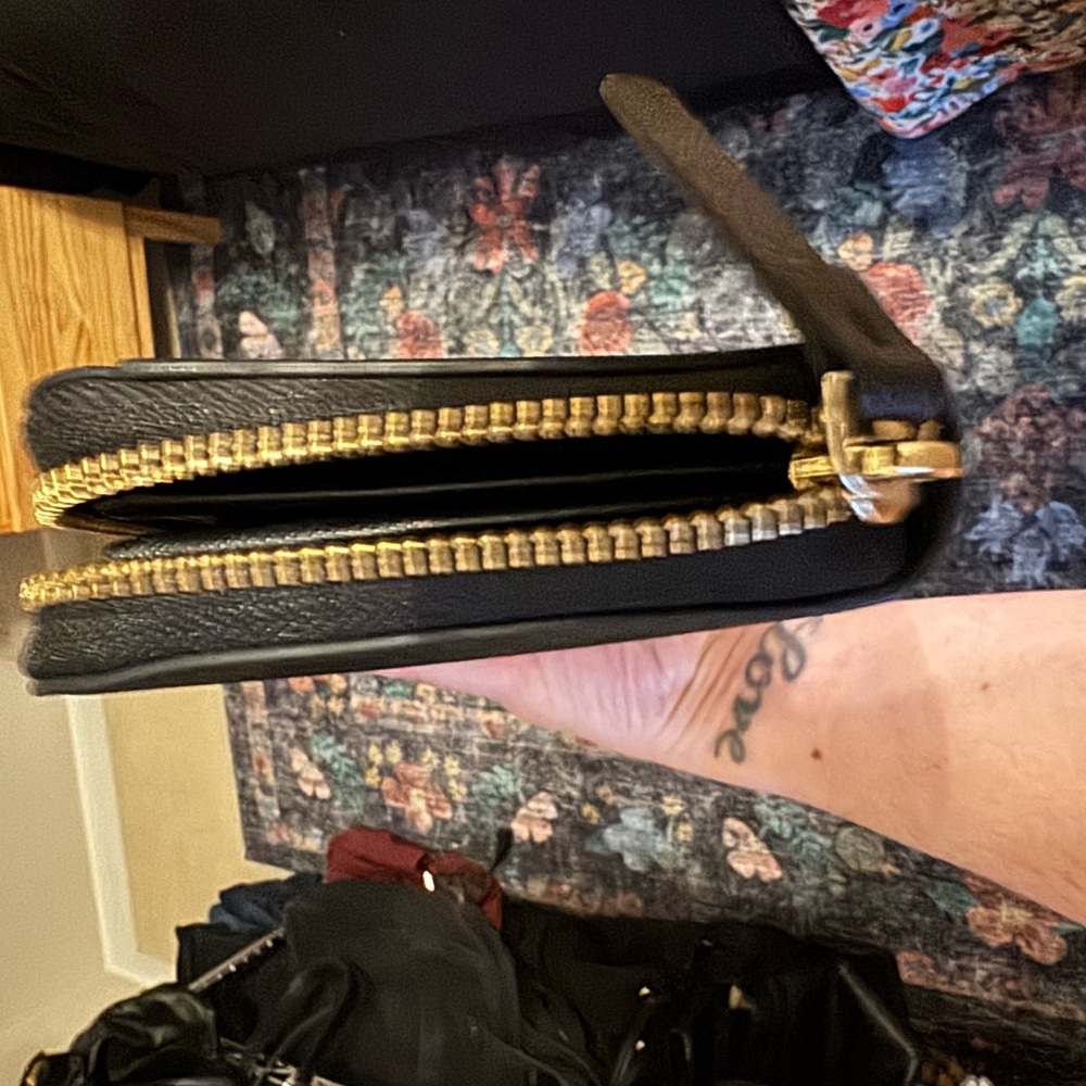 Kate Spade Daisy Wallet - Picture 5 of 5